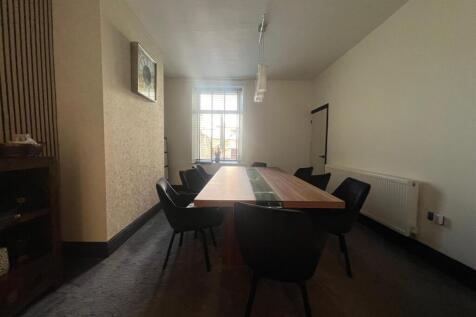st huberts dining1.jpg