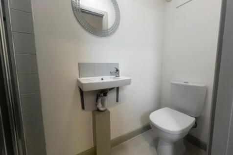 drake street 19 ensuite1.jpg