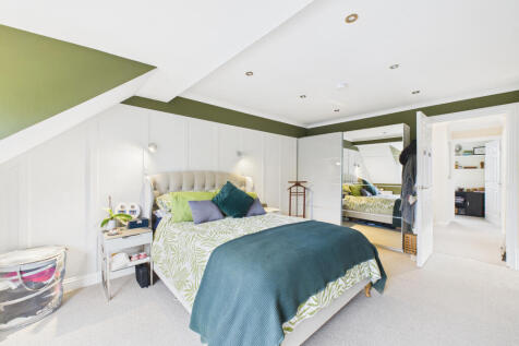 CAM01984G0-PR0529-STILL018