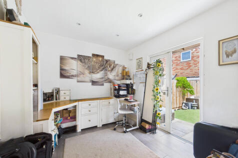 CAM01354G0-PR0563-STILL003