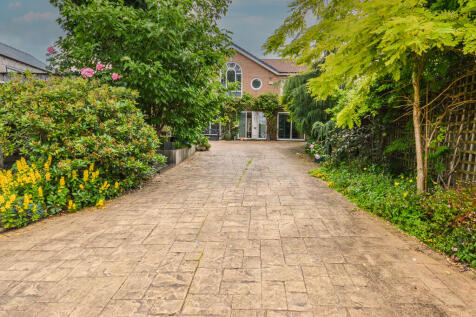 Driveway/ Front G...