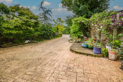 Driveway/ Front G...