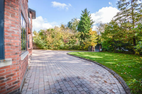 Front Garden / Dr...