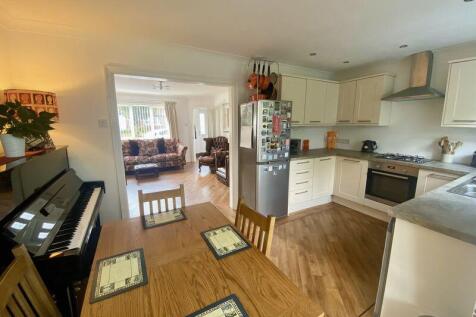 Dining/kitchen