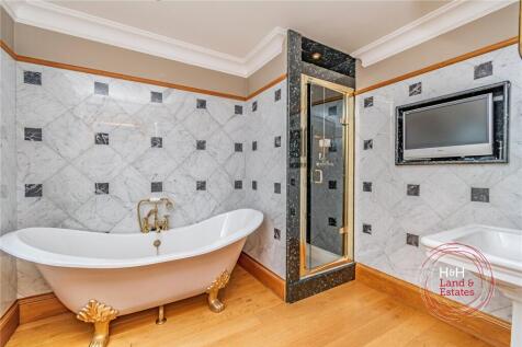 Master Bed. Ensuite