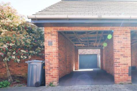 Garage / Carport