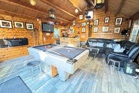 ENTERTAINMENT CABIN/BAR