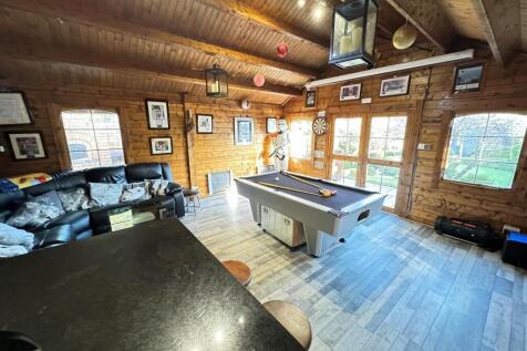 ENTERTAINMENT CABIN/BAR