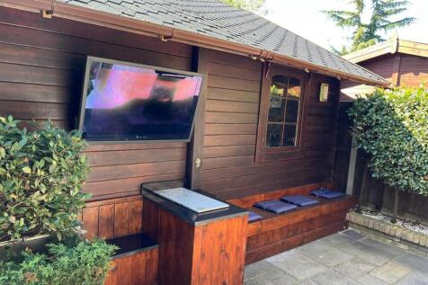 ENTERTAINMENT CABIN/BAR