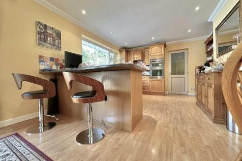 KITCHEN / FAMILY ROOM