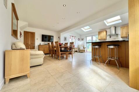 KITCHEN / DINING &amp; FAMILY ROOM