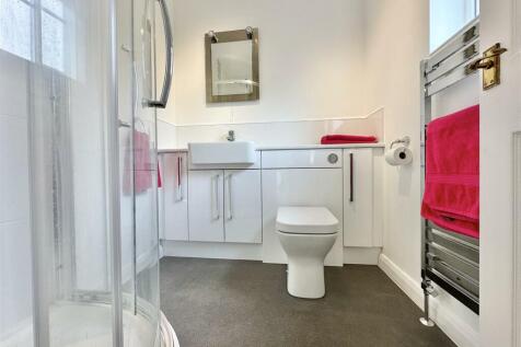 EN-SUITE SHOWER ROOM