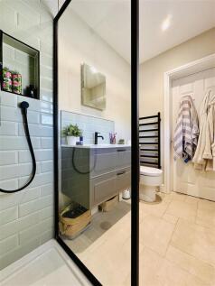 EN-SUITE SHOWER ROOM