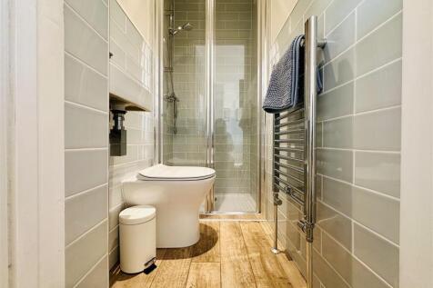 EN-SUITE SHOWER ROOM