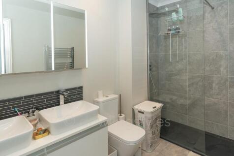 Master bed ensuite.
