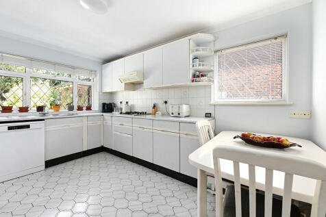 3 Maybrick Close ...