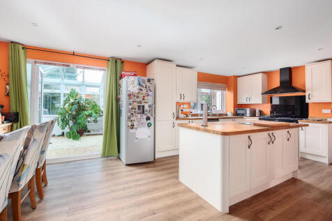 4 Peddlars Grove ...