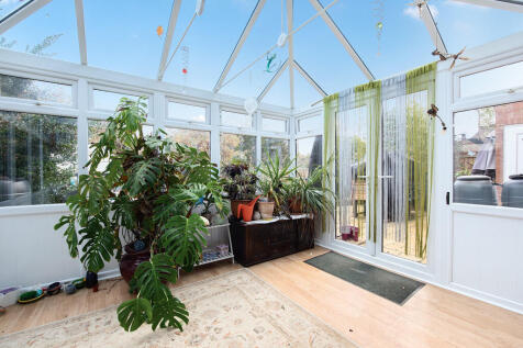 4 Peddlars Grove ...