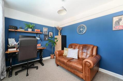 Bedroom / Study