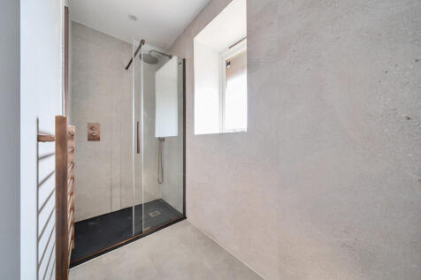 Bedroom 1 en suit...