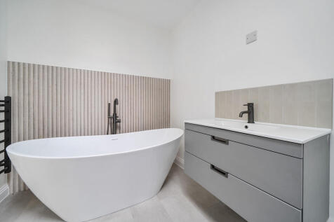Bedroom 2 ensuite