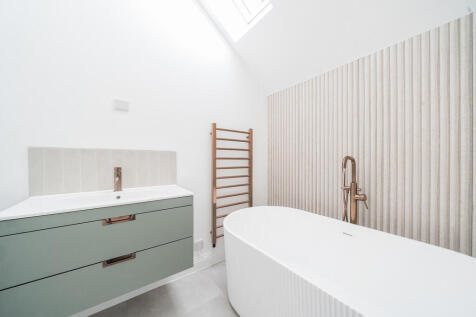 Bedroom 2 en suit...