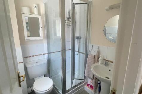 Ensuite Bathroom.jpg