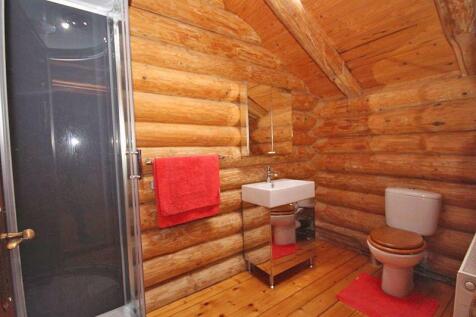 En-suite to bedroom  2 
