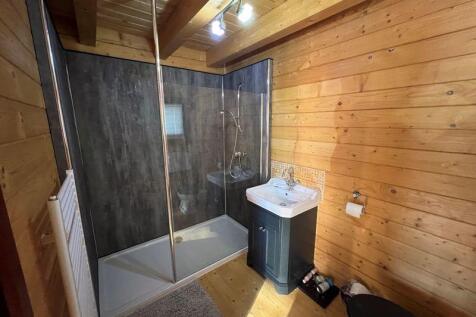 ensuite to bed 1