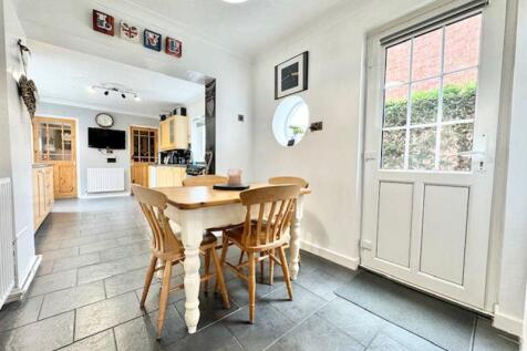 Dining to kitchen