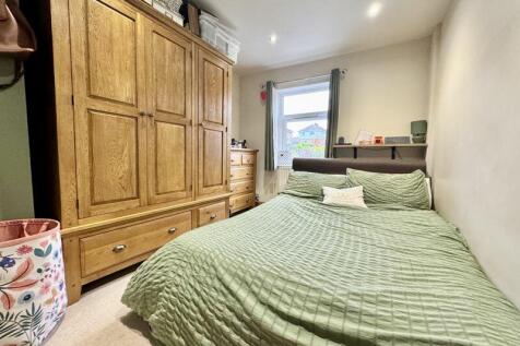 Rear bedroom