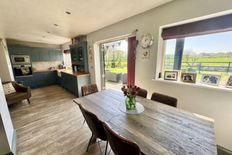 Dining kitchen