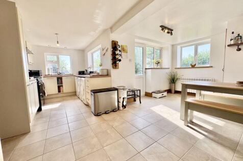 Kitchen dining room