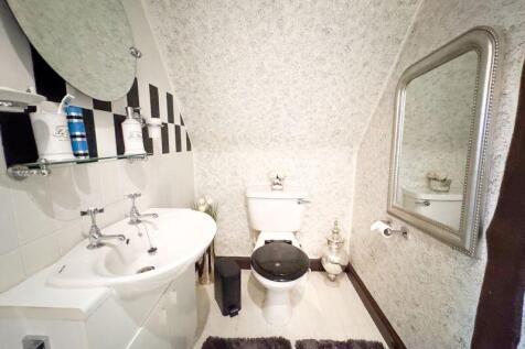 En-suite to bed 2 