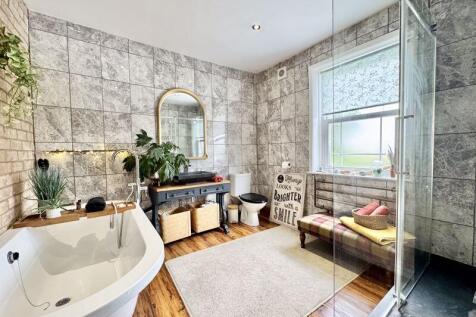 Family bathroom 2