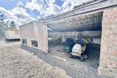 Machine outbuilding