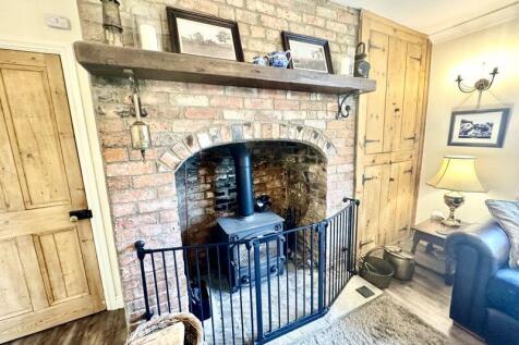 Snug log burner