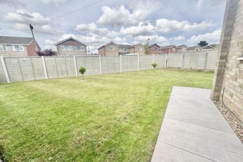 Garden to front