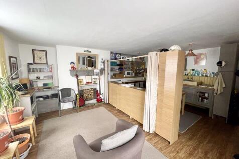 Living side to kitchen