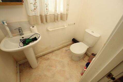 ensuite cloakroom to bed 2