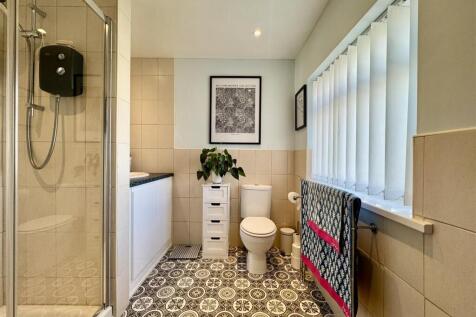 EN SUITE SHOWER ROOM