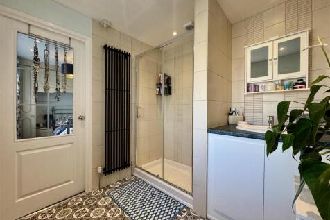 EN SUITE SHOWER ROOM