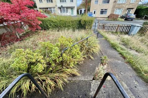 EXTERNAL FRONT AND DRIVEWAY