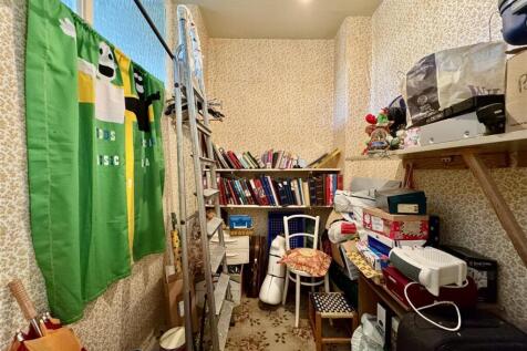HOME OFFICE / DRESSING ROOM