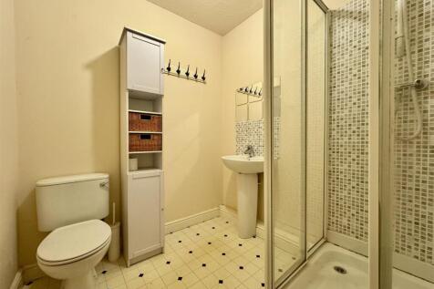 GROUND FLOOR SHOWER ROOM