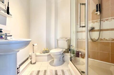 En-Suite to Bedroom 1
