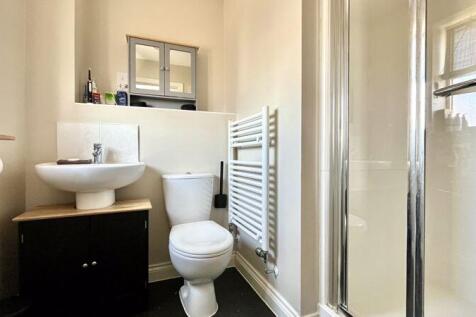 En-Suite to Bedroom 1