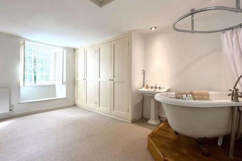 Bedroom/Bathroom Area