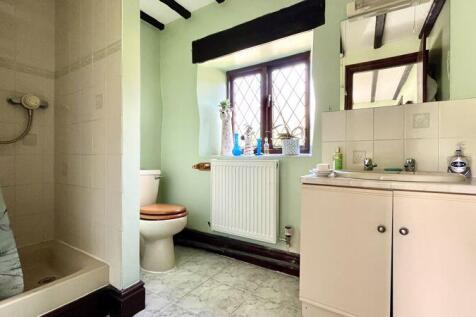 En Suite to Bedroom 5