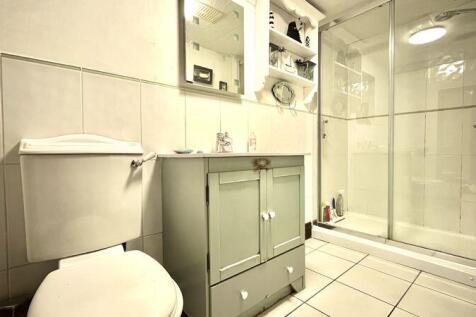 En Suite to Bedroom 1